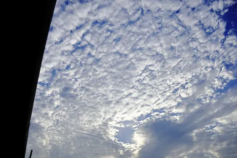 雲間から覗く青空