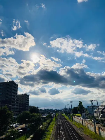 青空と線路、都会の風景