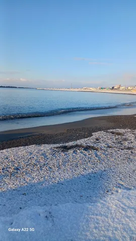 冬の海辺、静かな潮騒