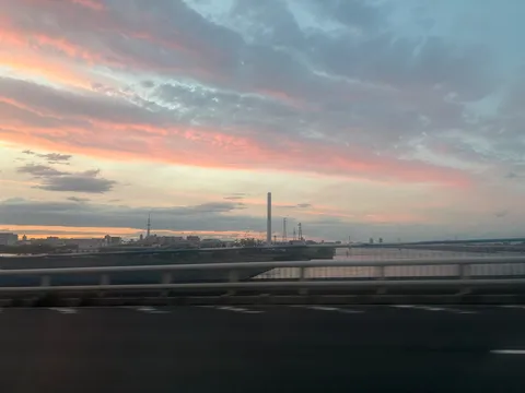 空が描く、川沿いの夕暮れスケッチ