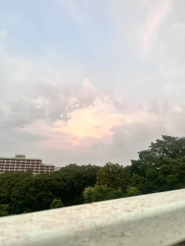 夕暮れに染まる空と街並み