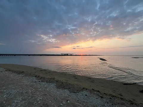 橋と夕日、穏やかな水面