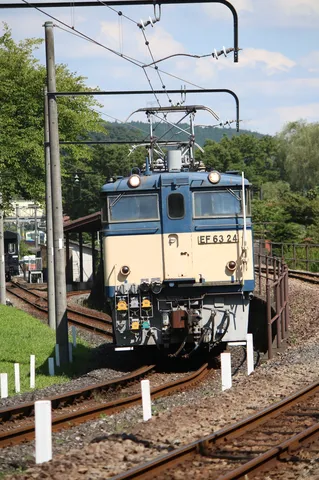青とベージュの響き、鉄道の静寂