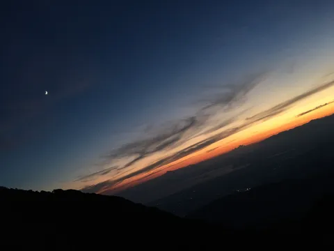 三日月とグラデーションの空