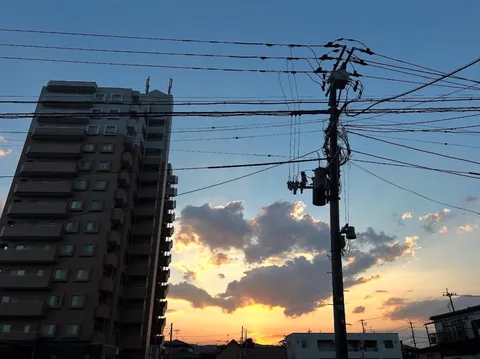 夕暮れの電線とビル