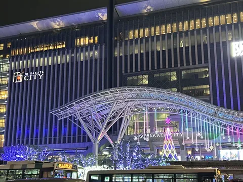 光が彩る駅前広場