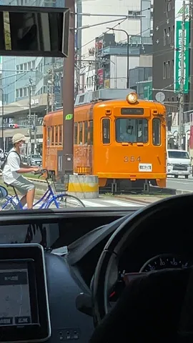 街を行くオレンジ電車