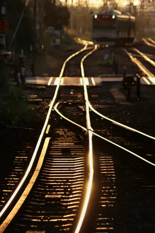 夕暮れの線路に光の軌跡