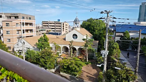 緑に包まれる静かな教会