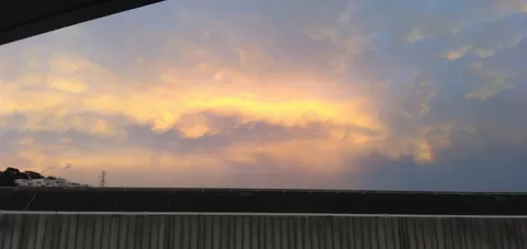 夕焼け雲に虹のプレゼント