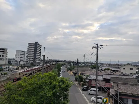 雲間から光差す、日常の風景