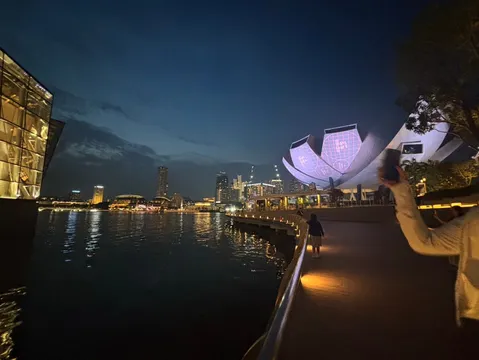 光と影、未来都市の夜景