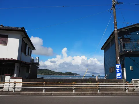 青い空と海、そして家々