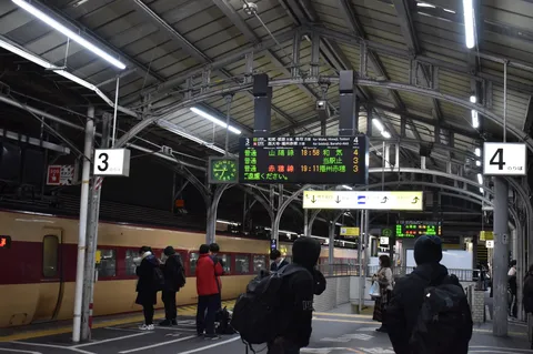 駅の夜、電光掲示板の旅