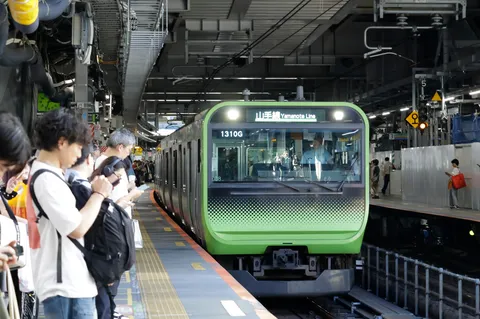 緑の電車がホームを彩る