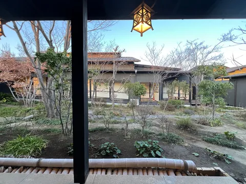 静寂の庭、灯りの温もり