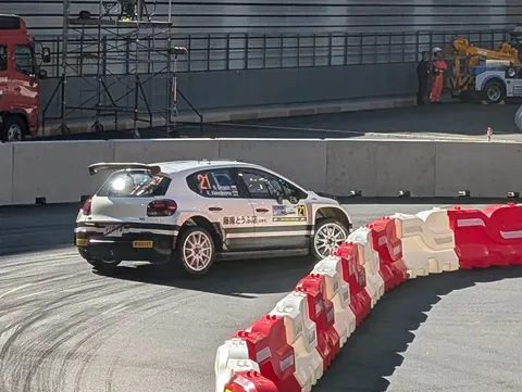 激走するラリーカーの躍動感