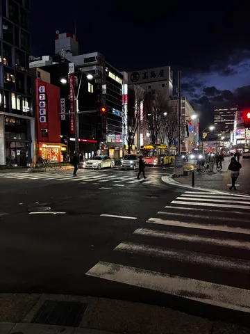 夜の交差点、光と影のコントラスト