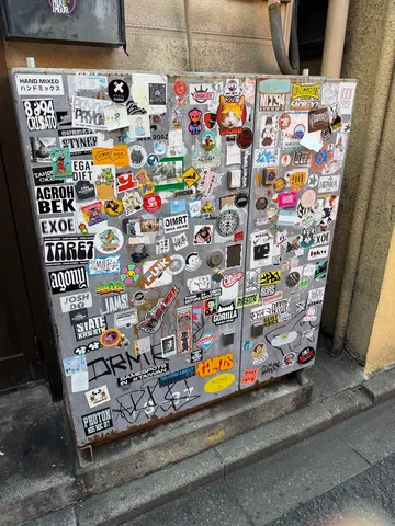 街角のステッカーコラージュ