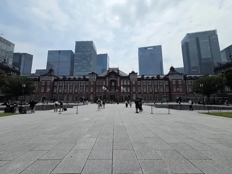 晴天の赤レンガ舎