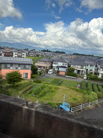 雲間に広がる静かな街景