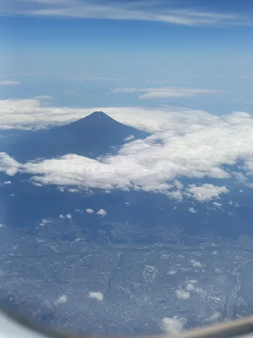 雲海に浮かぶ富士山の神秘