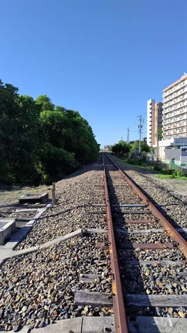 静かな旅路を結ぶ線路