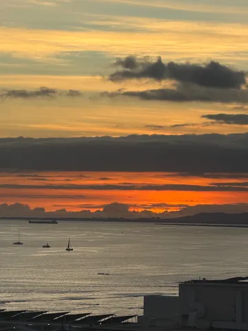 夕景の静かな航跡