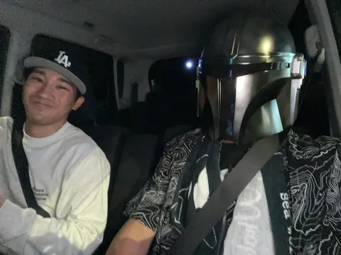 夜の車内で映える静かな一瞬