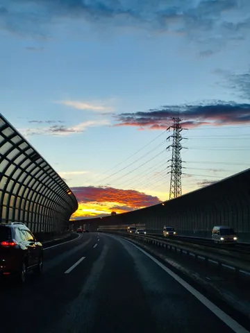 夕暮れの高速に浮かぶ詩