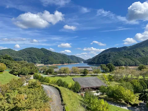 静寂の湖畔、緑深き山並み