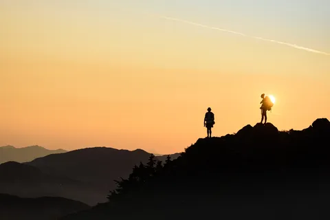 輝く夕陽と、山頂のシルエット