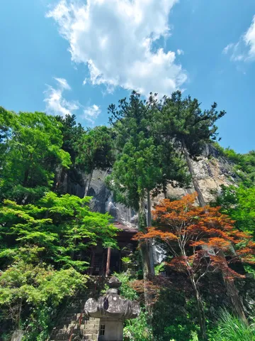 緑深き岩山の秘境、神秘的な寺院。