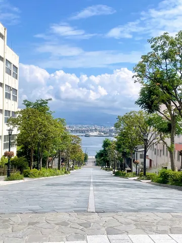 坂を下れば、海と空の青