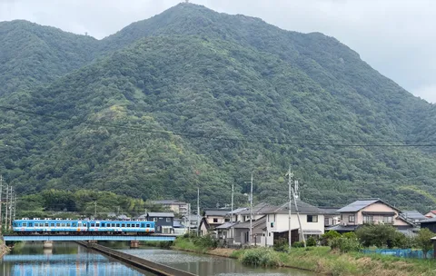 奥行きのある山里の列車風景