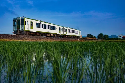 水鏡に映る、風薫る電車の旅