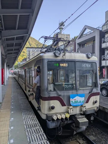 山間のレトロ電車の朝