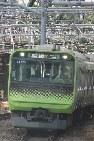 都市を彩る緑の先頭車両