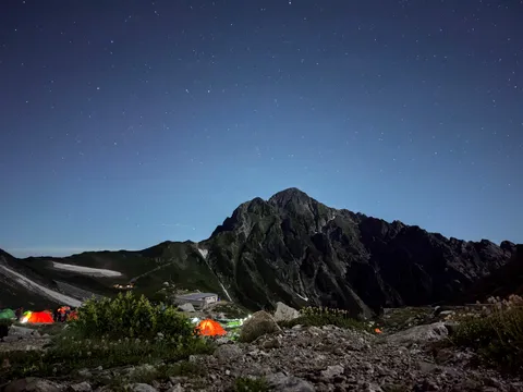 満天の星空と山小屋の灯り