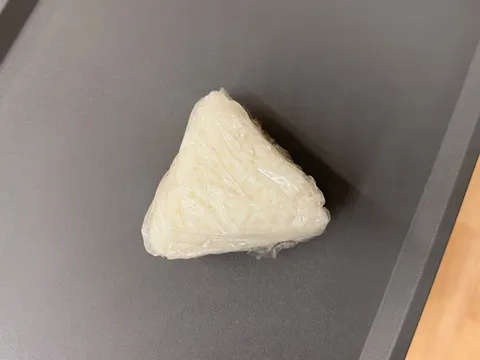 三角に包まれた白米
