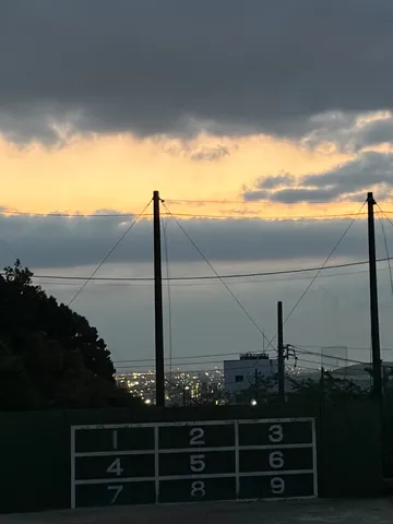 黄昏時の静かなスコアボード
