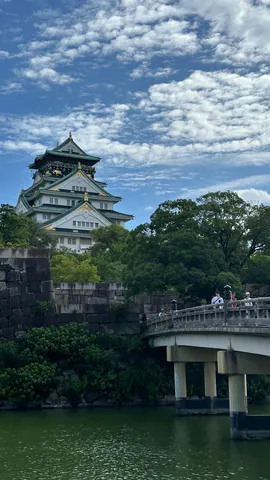お城と雲、都会のオアシス