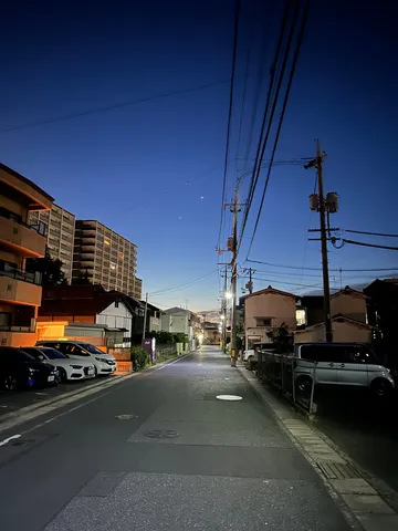 都会の黄昏、街灯の灯る頃