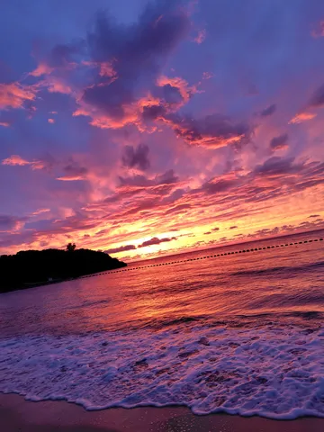 紫とピンクの空、海辺の静寂