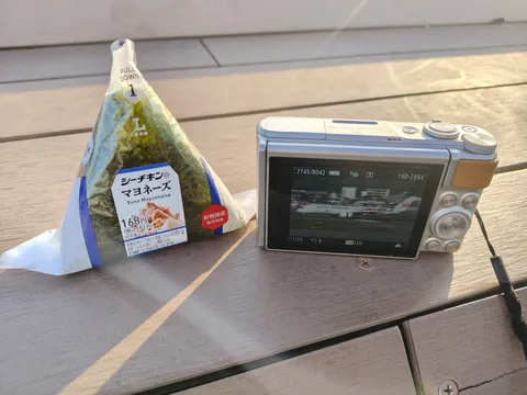 空飛ぶ飛行機と海苔弁当