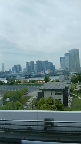 高層ビルの向こうに、あれは何だ？