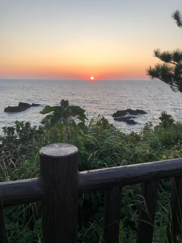 水平線に沈む夕日と海の光景