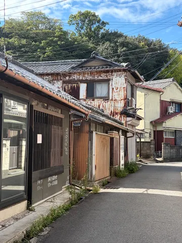 風化する路地の夏空
