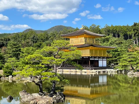 水鏡に映る黄金の殿舎