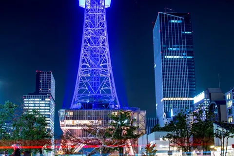 夜の光と都市塔の鼓動